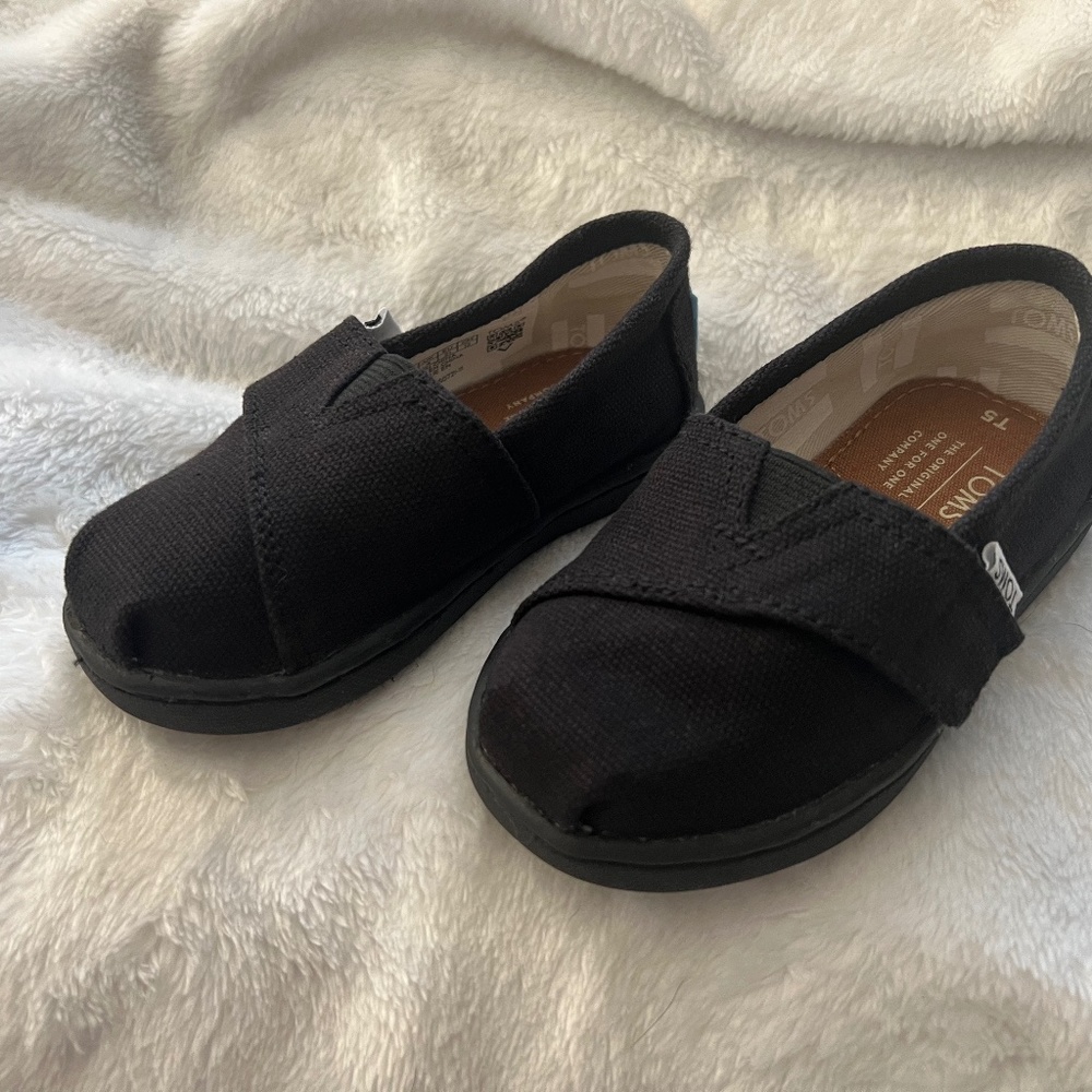 Toddler Tom’s T5 size 5 Black Velcro Shoes NEW!!!